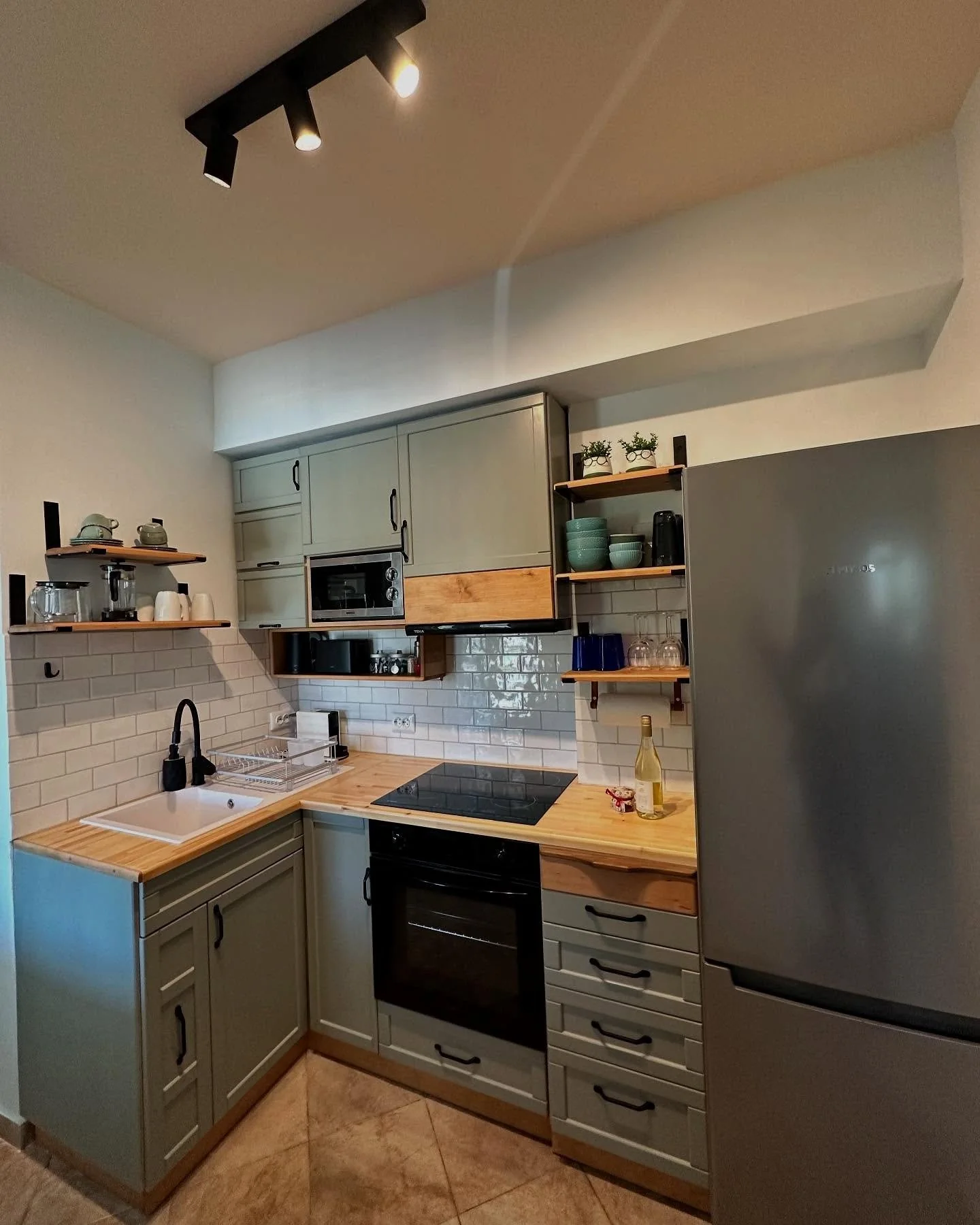 Compact custom kitchen detail 3