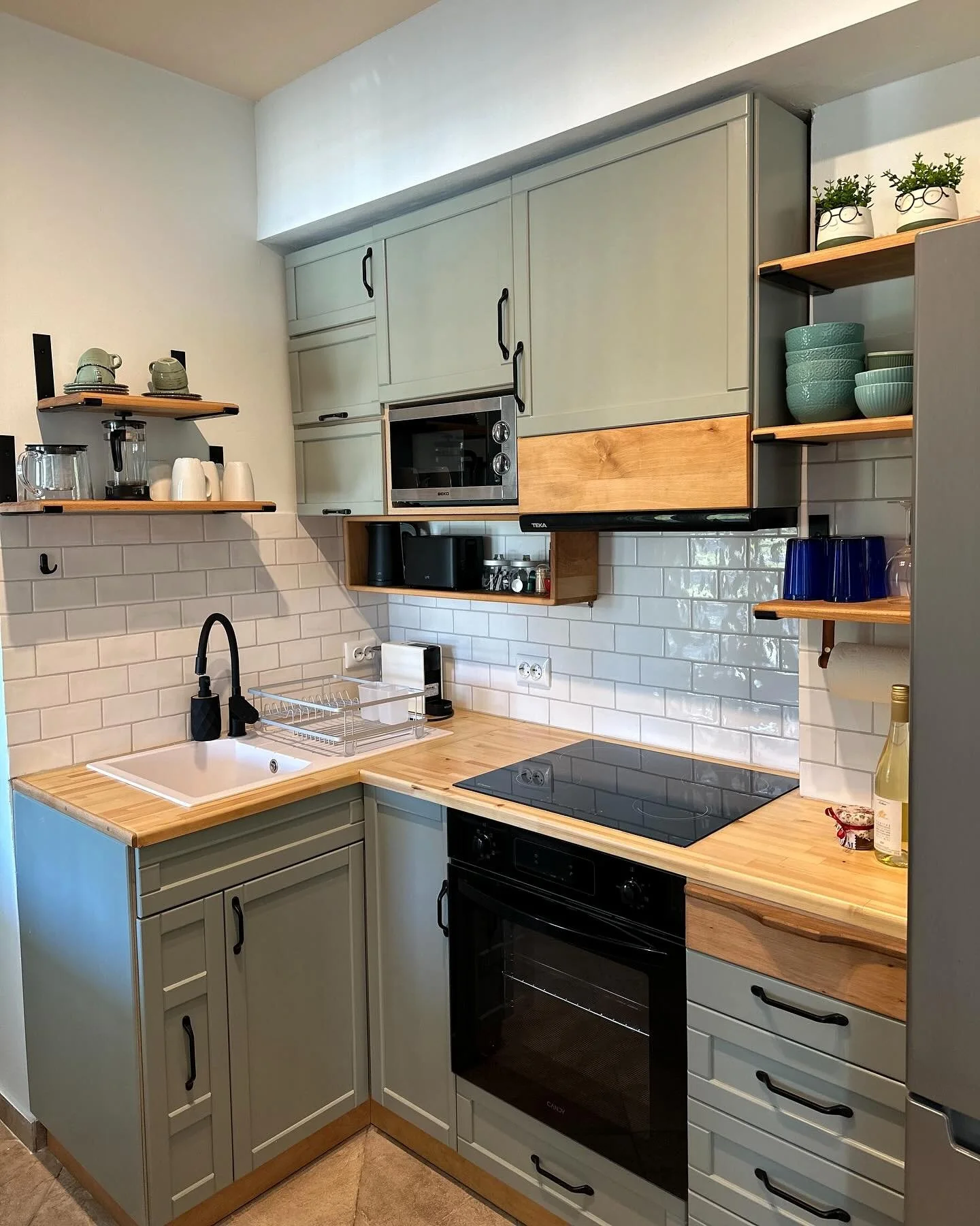 Compact custom kitchen with lacquered fronts and solid beech