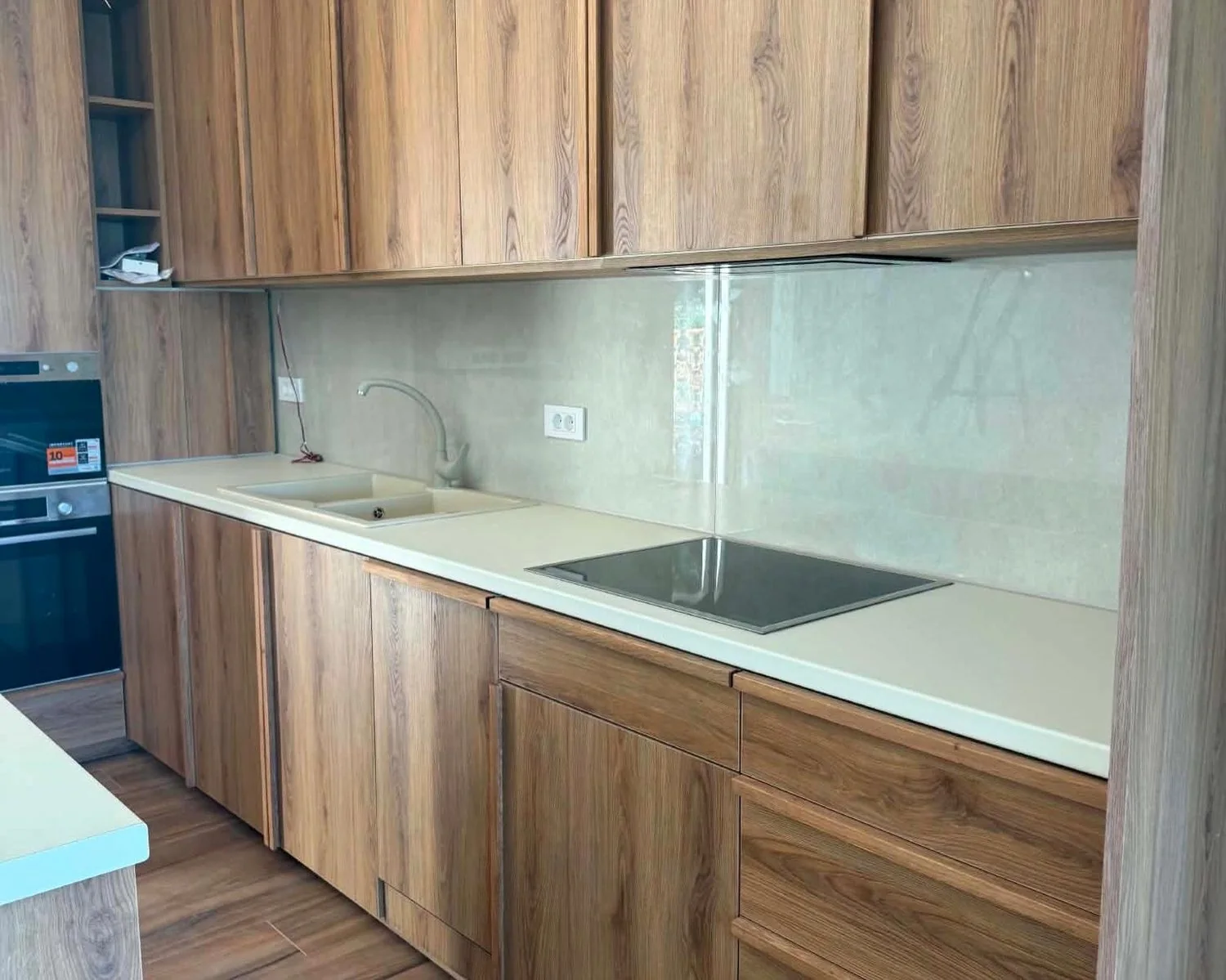 Custom wood-texture kitchen with oak details