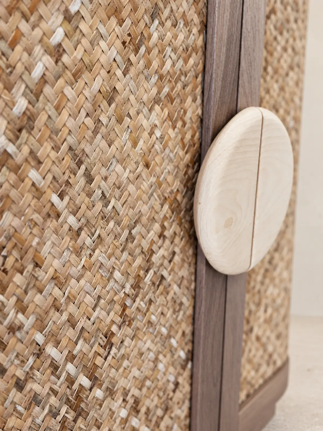 Round maple handles and woven texture detail